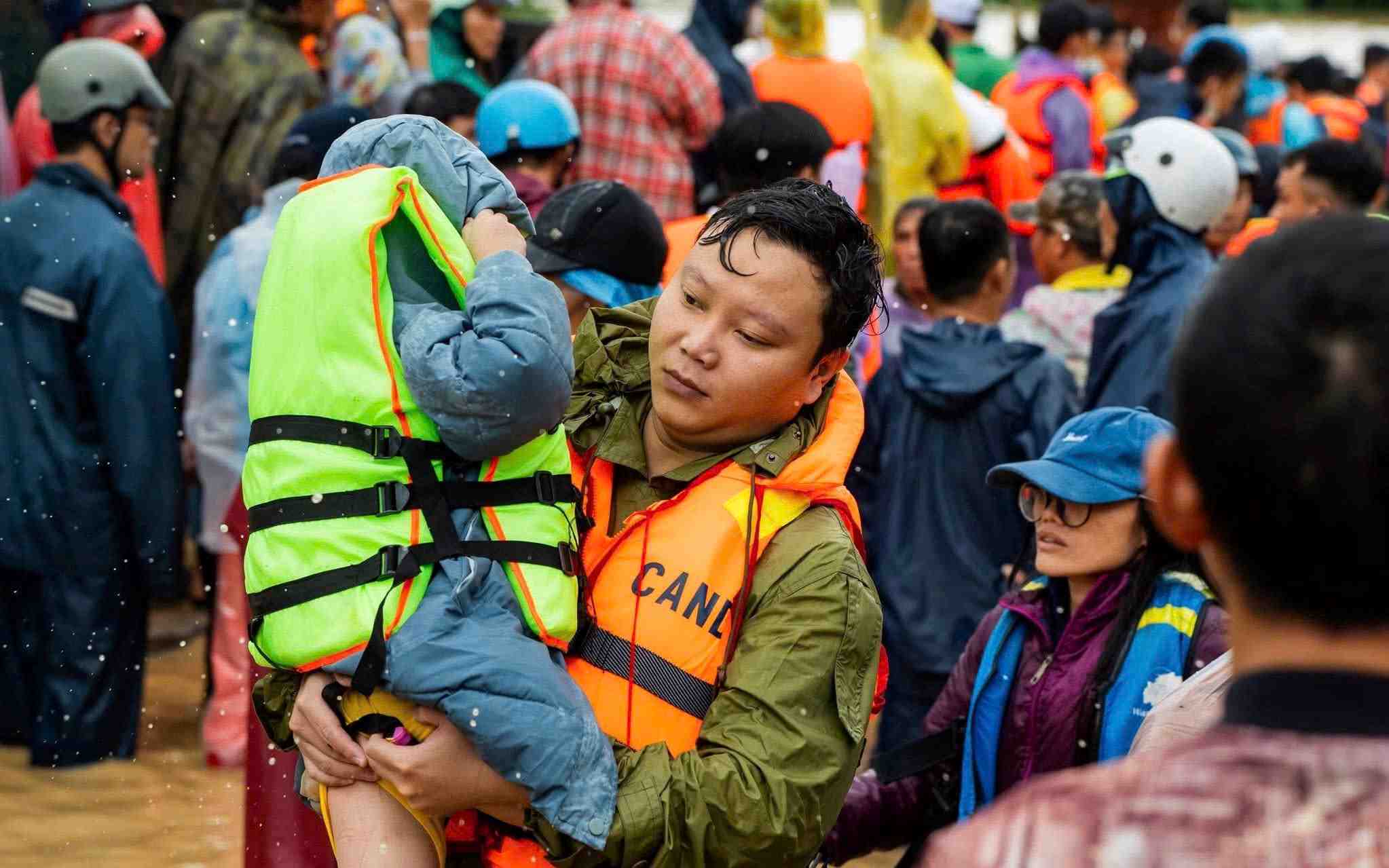 Khanh Hoa 지방 경찰은 홍수 정점에서 Tay Nha Trang 구 지역 주민들을 구조하는 데 참여했습니다. 사진: Quynh Long Hai
