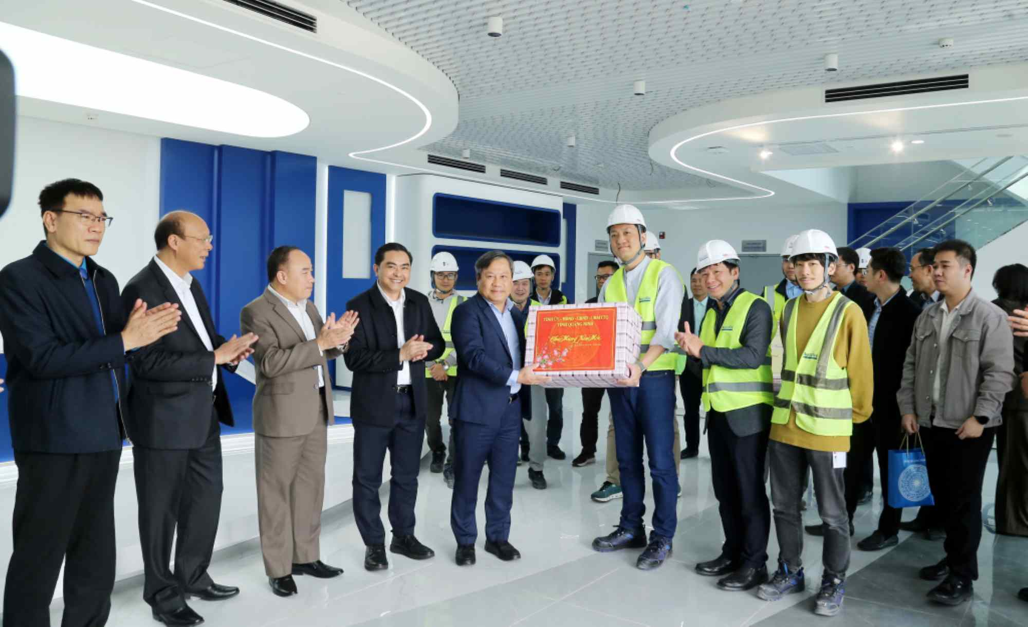 Mr. Vu Dai Thang - Member of the Party Central Committee, Secretary of the Quang Ninh Provincial Party Committee - visited, wished a happy New Year, and encouraged the staff and workers of AutoLiv Vietnam Co., Ltd. at Song Khoai Industrial Park. Photo: Quang Ninh Provincial Federation of Labor