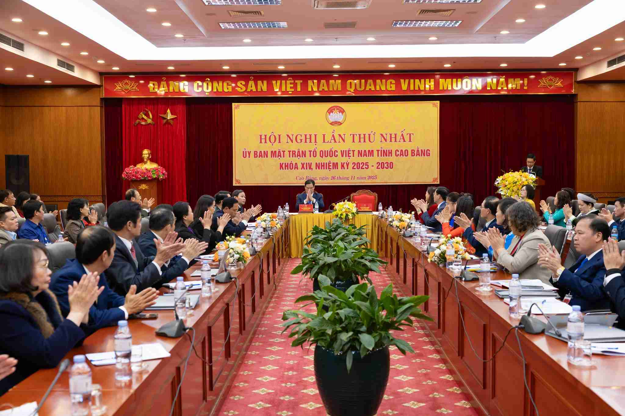 Hiep thuong cu ong Vu Hong Quang - Pho Bi thu Tinh uy Cao Bang giu chuc danh Chu tich Uy ban MTTQ Viet Nam tinh. Anh: MTTQ tinh Cao Bang