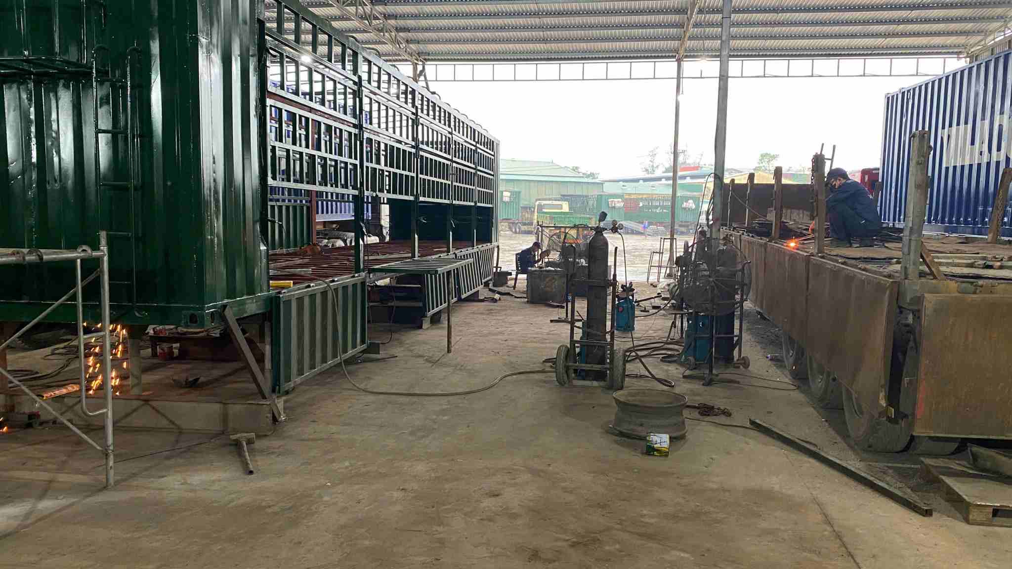 Xưởng cơ khí sản xuất rơ moóc đầu kéo của Công ty CP Vilaconic đang hoạt động tại phường Vinh Phú (Nghệ An). Ảnh: Quang Đại