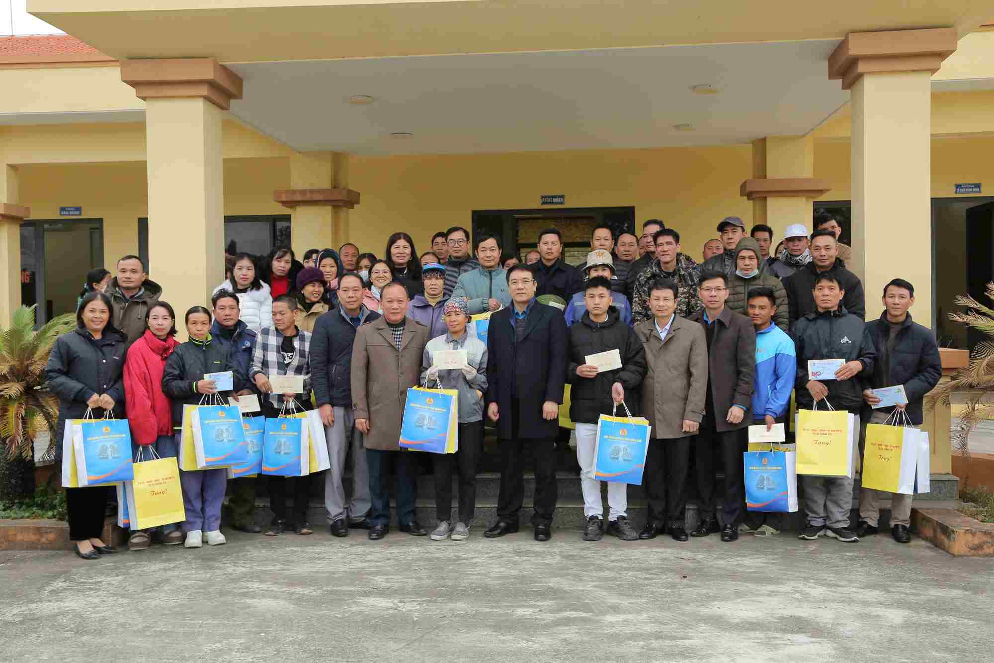 クアンニン省労働総同盟のトー・スアンタオ委員長は、クアンエンの恵まれない労働者にテトの贈り物を贈った。写真: ハイリン