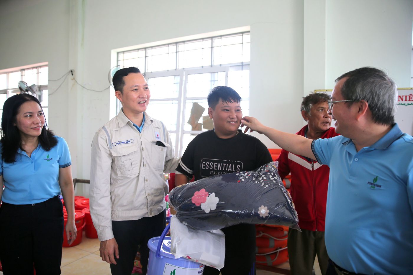 Chu thich: Pho Bi thu Thuong truc Dang uy, Thanh vien HDQT BSR Khuong Le Thanh, Pho Tong Giam doc BSR Pham Minh Nghia, cung dai dien cac doan the nhu Cong doan, Hoi Cuu chien binh, Doan Thanh nien da trao tan tay nhung mon qua y nghia den voi ba con xa Xuan Canh.