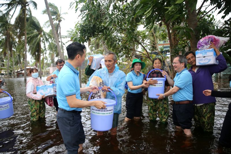 Doan cong tac BSR trao cuu tro ba con dang bi ngap lut o xa Xuan Loc