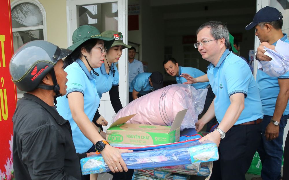 Nhung phan ho tro thiet thuc, y nghia cua nguoi lao dong BSR da den voi ba con vung lu Dak Lak
