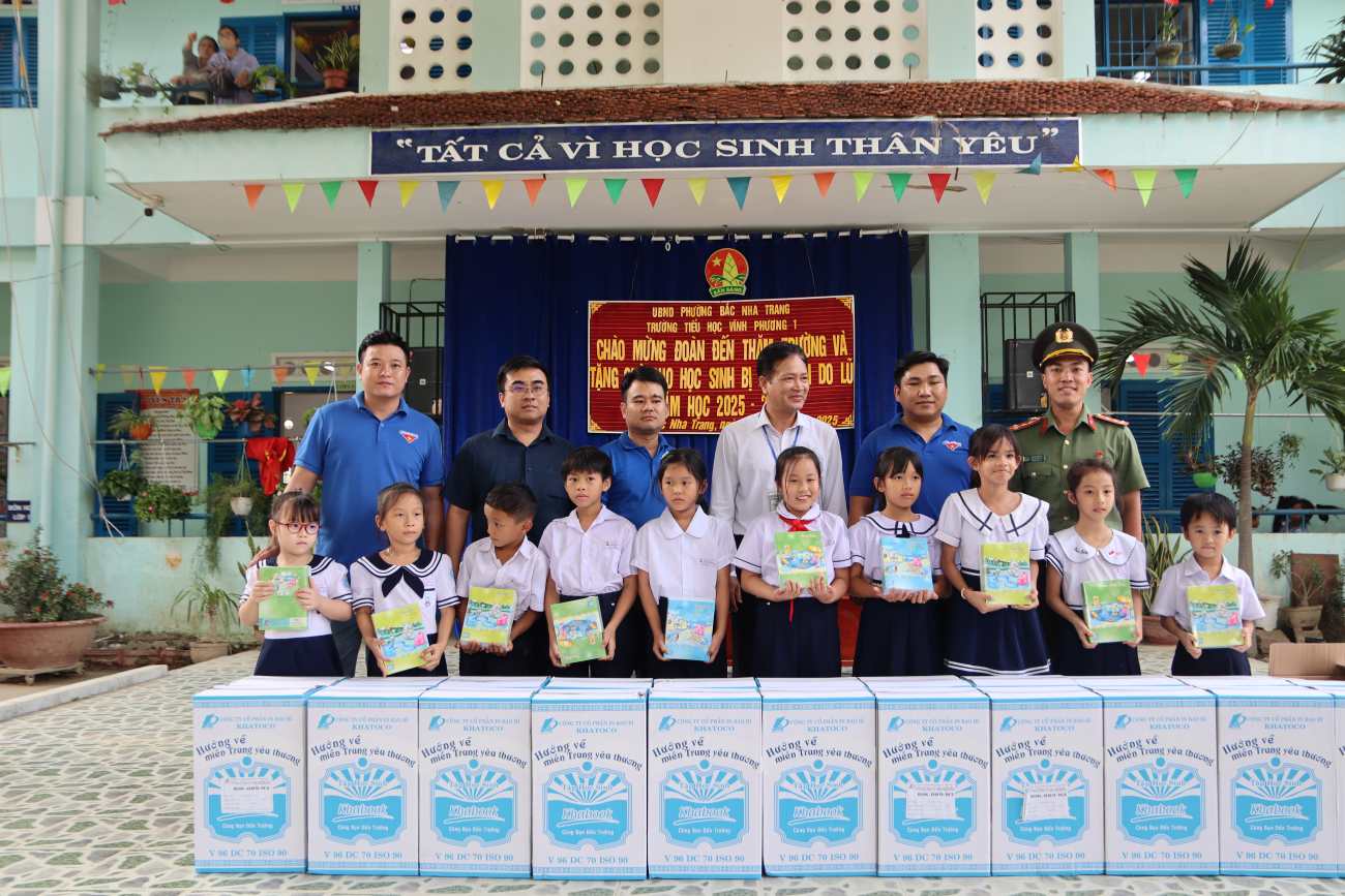 Truong Tieu hoc Vinh Phuong 1 thiet hai nang, co gan 400 hoc sinh nha bi ngap sau. Anh: Phuong Linh