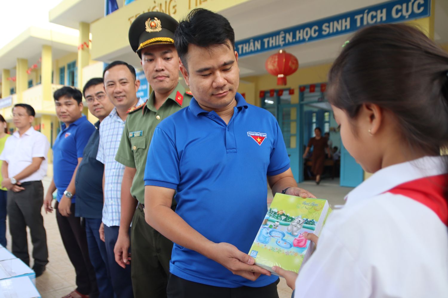 Ho tro vo cho hoc sinh bi thiet hai trong lu o khu vuc xa Suoi Cat. Anh: Phuong Linh