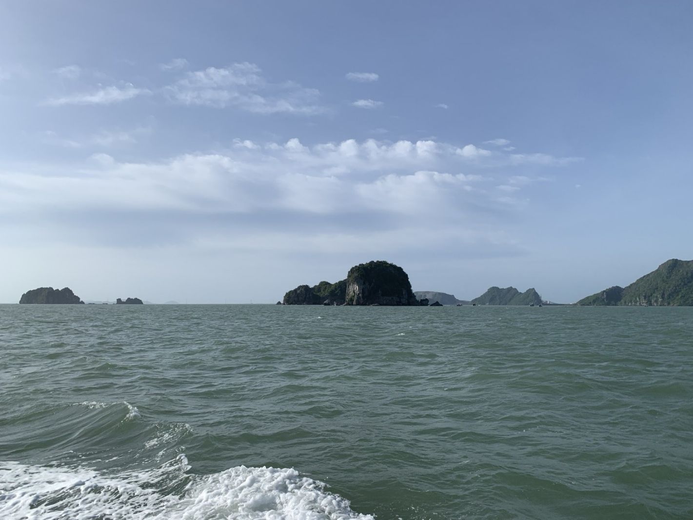Ba Hon Dam in Ba Lua archipelago (Ha Tien) has the enchanting beauty of Bong Lai fairy island. Photo: Ky Lam