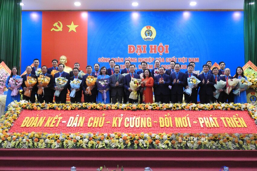 Ban Chap hanh Cong doan Cong nghiep Hoa Chat khoa XII ra mat dai hoi. Anh: To Cong.