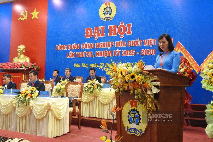 La Sra. Sa Thi Hai Van jefa de la delegacion de secretario presenta el borrador de la Resolucion del XVII Congreso del Sindicato de la Industria Quimica. Foto: To Cong