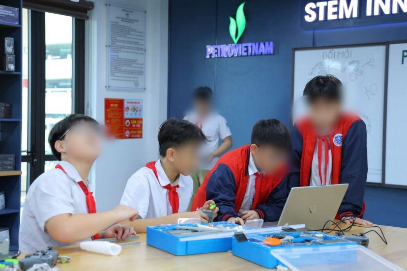 STEM tu lau da duoc xem la tru cot cua he thong giao duc hien dai (Anh: Cac em hoc sinh Truong THCS Tay Mo 3 (Ha Noi) cung nhau che tao mo hinh robot tai phong thuc hanh giao duc STEM do Petrovietnam tai tro). Anh: Petrovietnam
