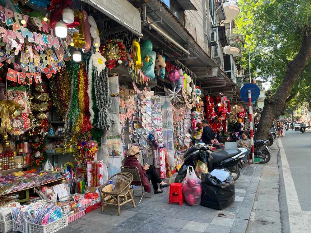Theo bao cao, phuong Hoan Kiem to chuc thao do 125 mai che, bien quang cao sai phep hoac che khuat via he; bo tri lai 15 diem tap ket rac thanh cac goc “check-in xanh” cho cu dan va du khach.
