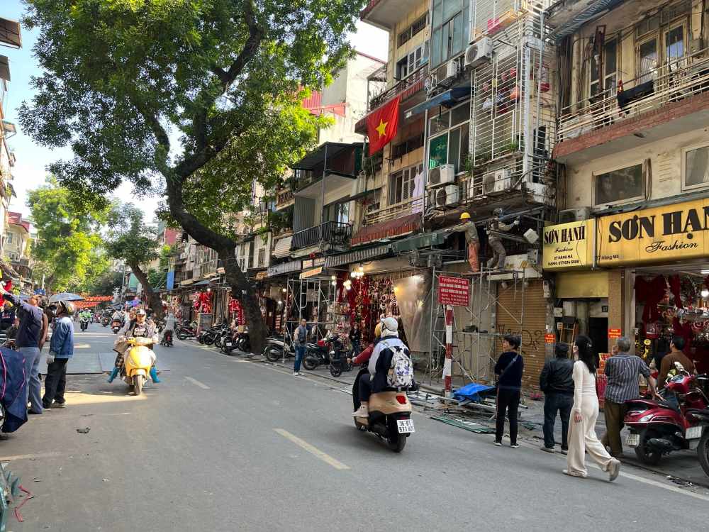 Mot so mai che, khung sat coi noi ton tai suot nhieu nam tren tuyen pho dang duoc thao do, voi su phoi hop cua nguoi dan va luc luong chuc nang.