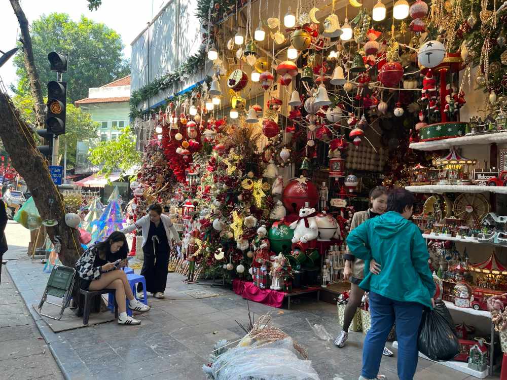 Mot tieu thuong khac cho biet, thoi gian thao do, thu don via he khien ho khong the kinh doanh. Tuy nhien, cac ho kinh doanh deu hieu va dong thuan voi chu truong cua dia phuong, tra lai via he cho nguoi di bo.