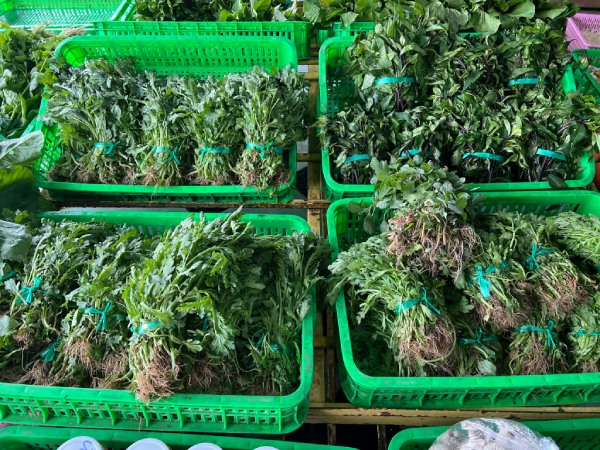 Gia rau tang cao khien tieu thuong va nguoi dan deu