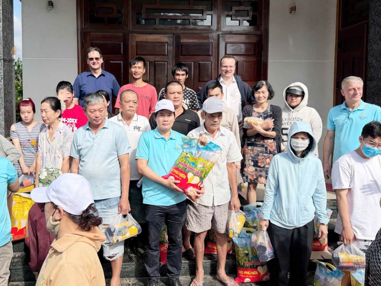 The Anam Group da trich mot phan quy tham hoi, tang qua nguoi dan bi thiet hai vi mua lu. Anh: Huu Long