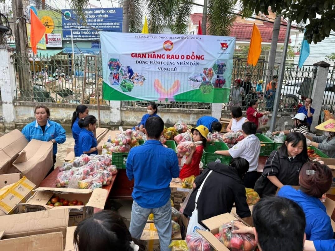 Nhung gian hang rau 0 dong khong chi la noi cung cap rau cu, do con la noi se chia, gop phan gan ket cong dong sau thien tai. Anh: Loc Tho