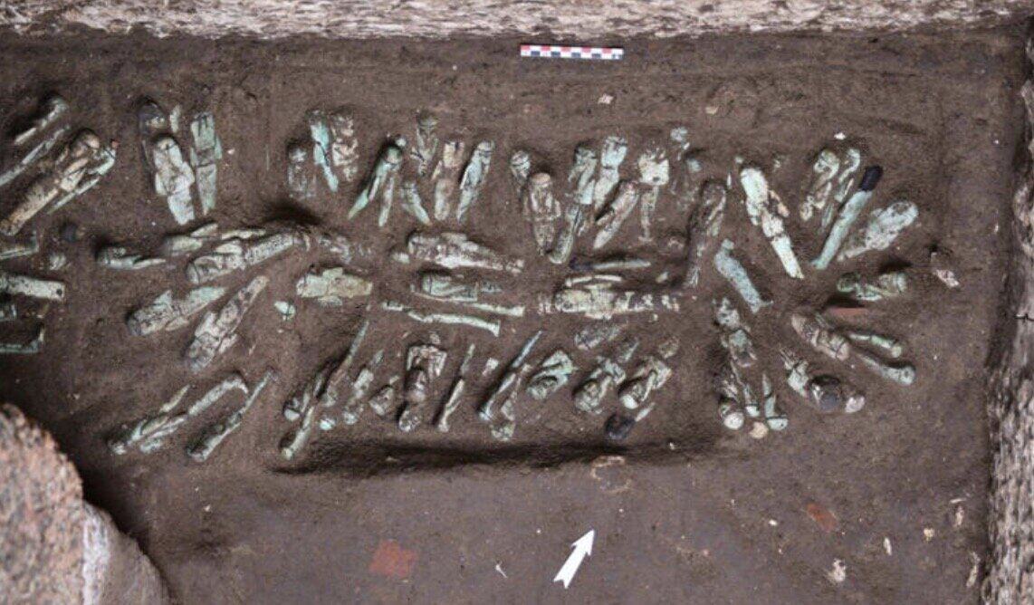 샤브티 조각상은 무덤의 북쪽 방 기호가 없는 관 근처에서 발견되었습니다. 사진: 이집트 관광 및 유물부