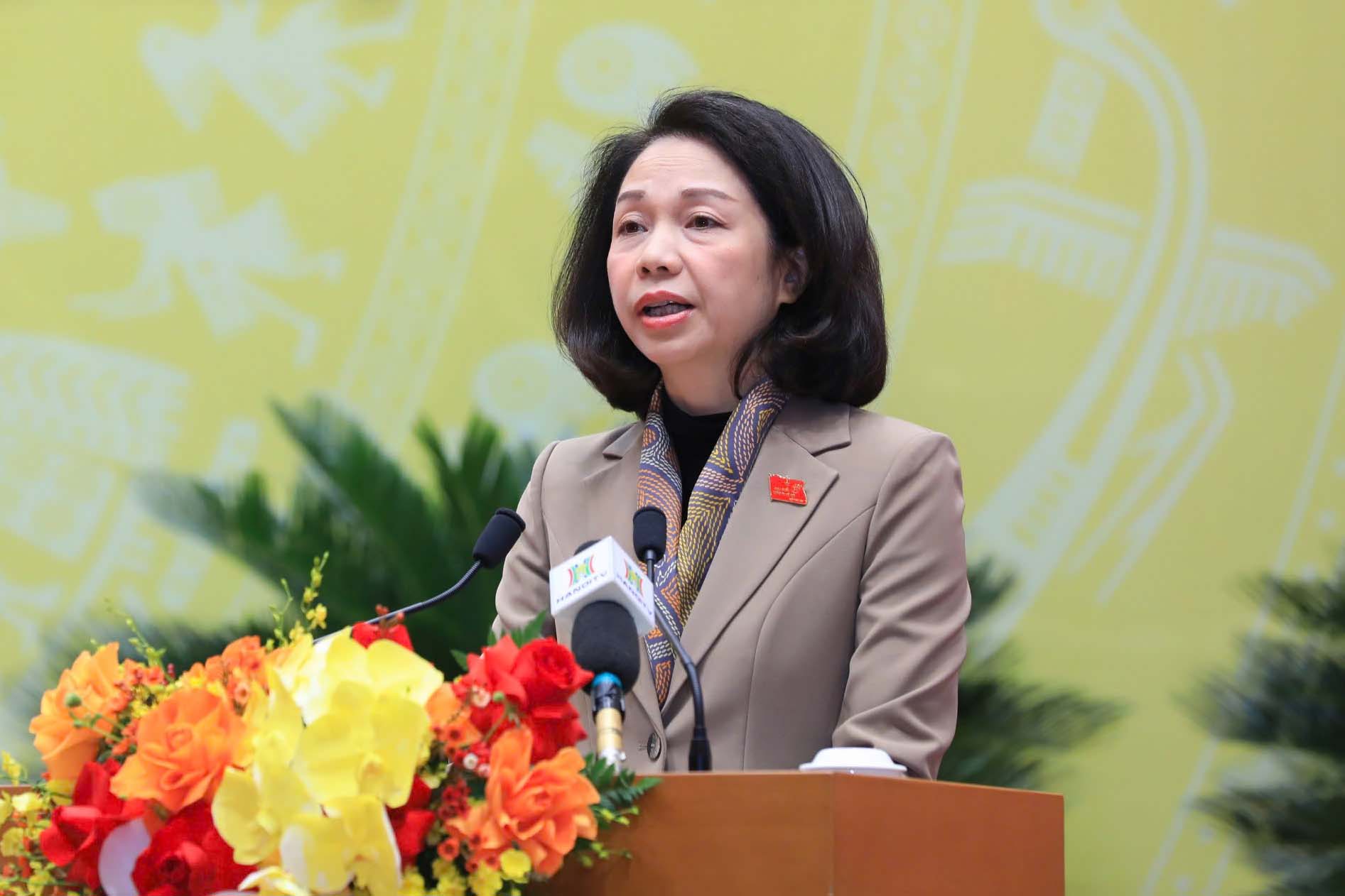 Ms. Vu Thu Ha, Vice Chairman of Hanoi People's Committee, presented the Resolution. Photo: Song Huu