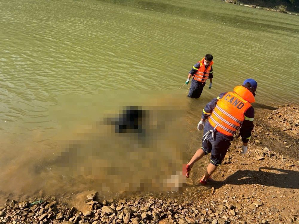 Tìm thấy thi thể Chánh văn phòng Đảng ủy xã bị mất tích khi đi đánh cá. Ảnh:  Minh Hoàng