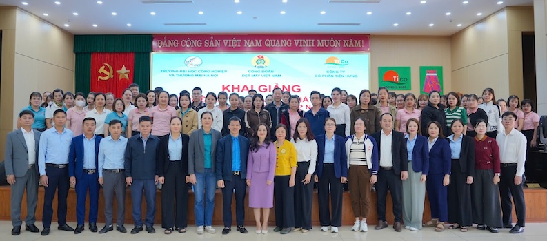 ティエンフン株式会社での2025年工業用衣料製品品質管理研修コースの開会式に出席した組合員と労働者。写真：CDN