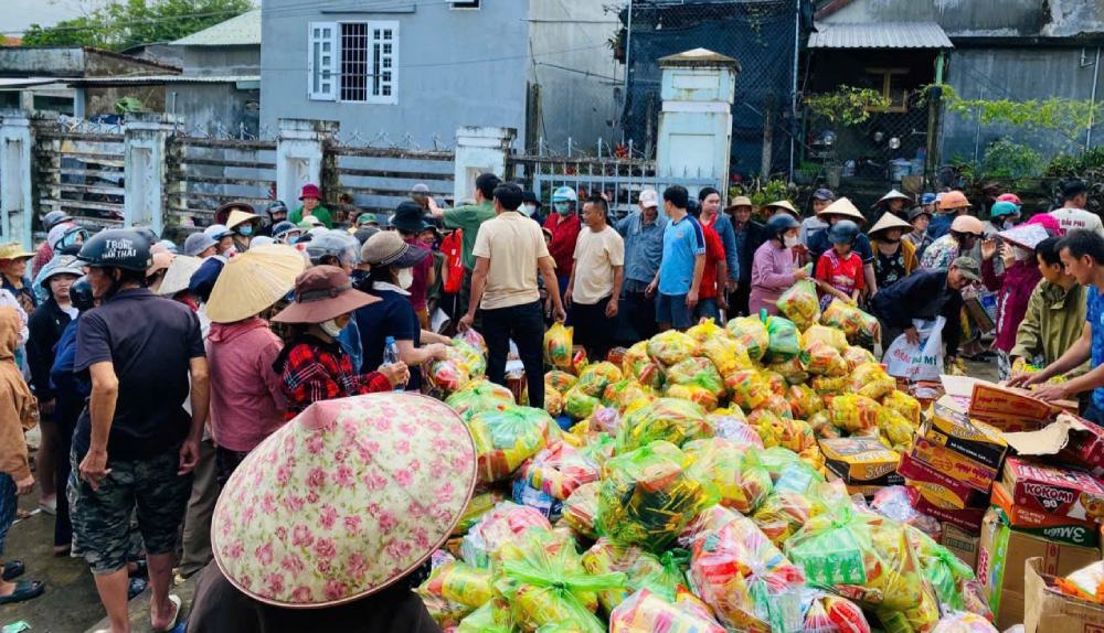 The People's Public Security Trade Union supports water, instant noodles, bread, and dry food for people in flooded areas. Photo: Quang Huy