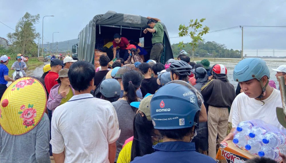 Ban Cong doan Cong an nhan dan ho tro nuoc, mi tom, banh mi, luong kho cho ba con vung lu. Anh: Quang Huy 