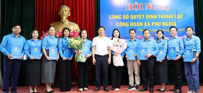 푸응이아 코뮌 노동조합 집행위원회는 조합원과 노동자를 위한 2026년 병오년 설날 돌봄 활동을 시작했습니다. 사진: CDX