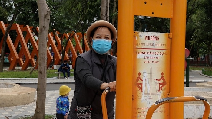 Ba Khuat Thi Dung (phuong Cau Giay) cung cho hay, khi mua dong den, ba lui lich xuong 6h30. Anh: My Linh