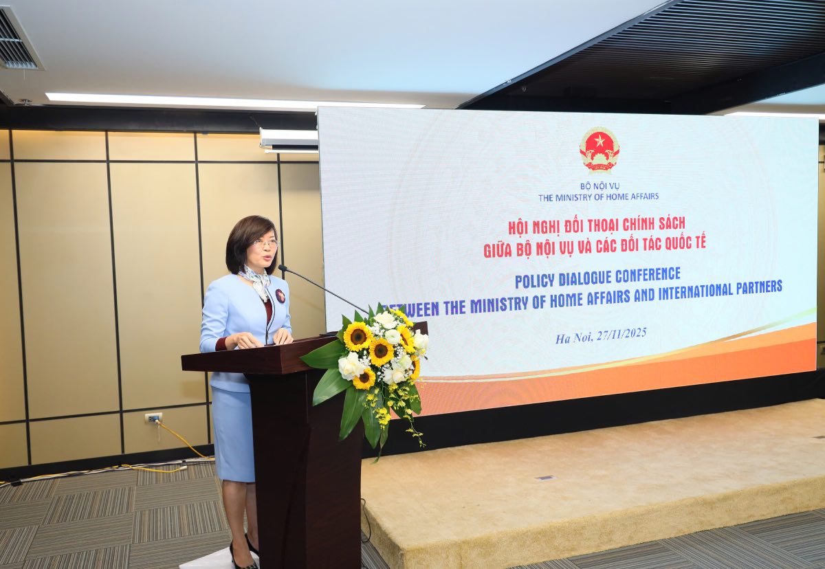 Ba Ha Thi Minh Duc - Pho Vu truong Vu Hop tac quoc te, Bo Noi vu chia se tai Hoi nghi. Anh: Chi Tam