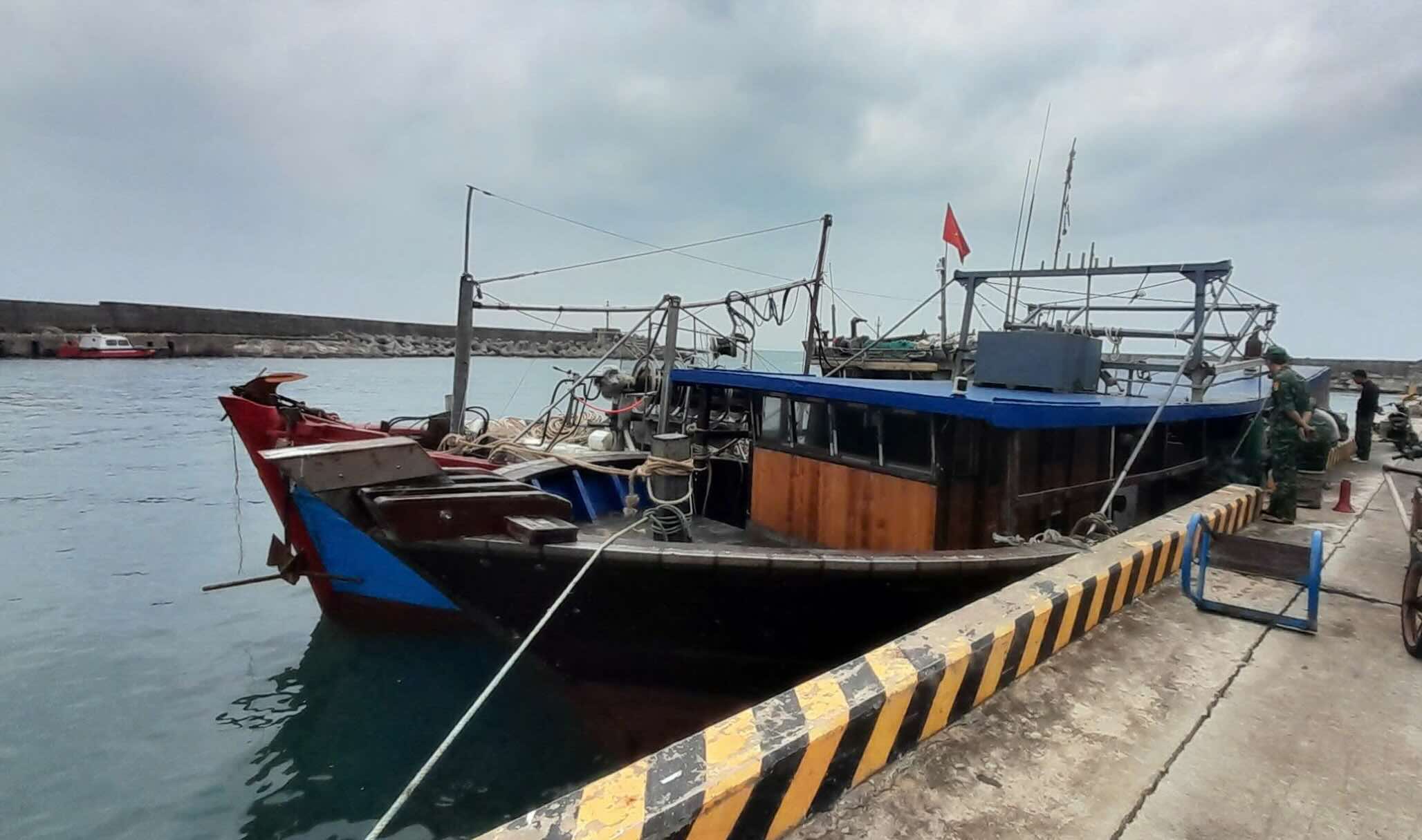 Unmanned fishing vessels with foreign characters drifting at sea. Photo: Con Co Border Guard