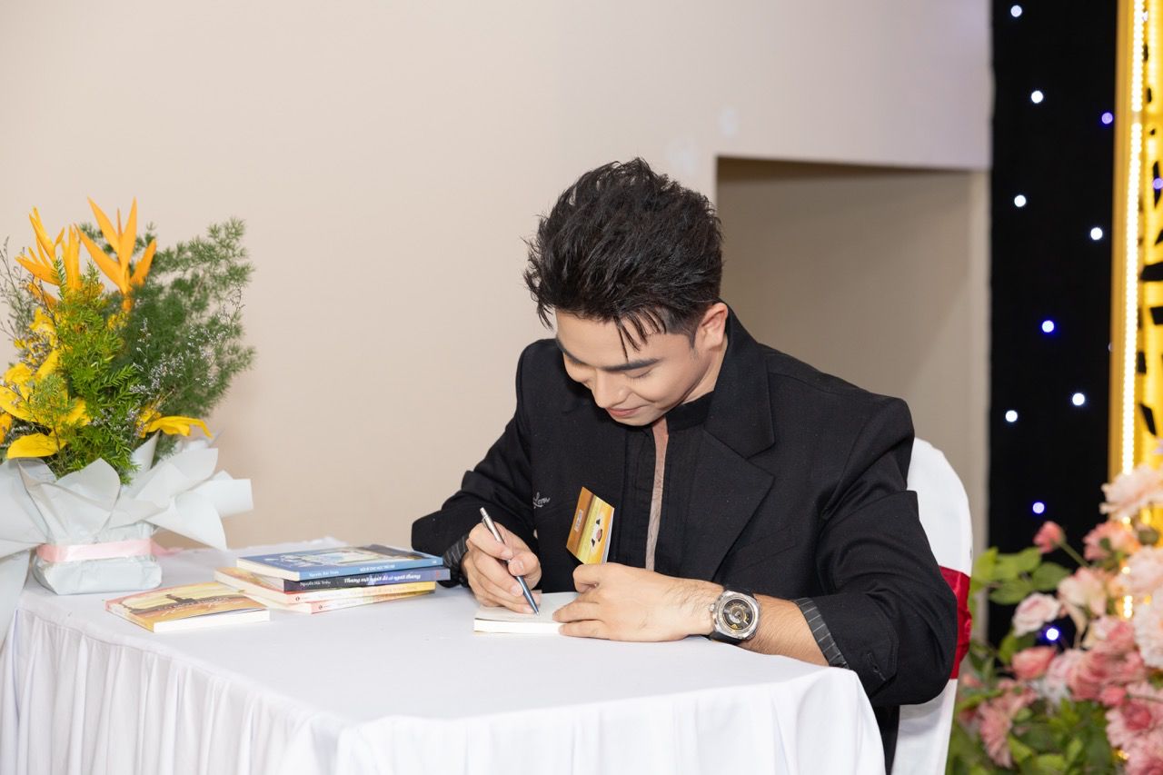 MC Hai Trieu tam huyet ve cuon sach moi cua minh. Anh: Son Pham.