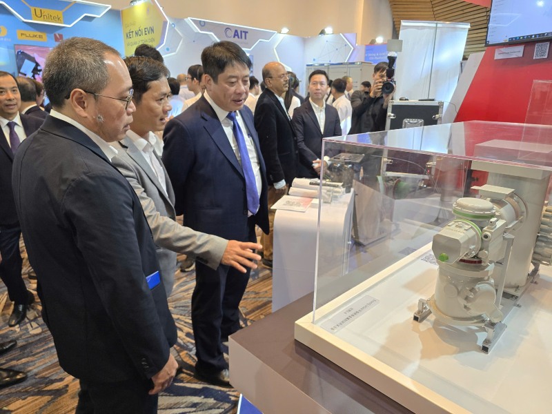 응우옌안뚜언 EVN 총괄 이사(왼쪽에서 세 번째)가 전시회에 참가한 외국 회사의 전기 기술 부스를 방문하고 있습니다. 사진: 남즈엉