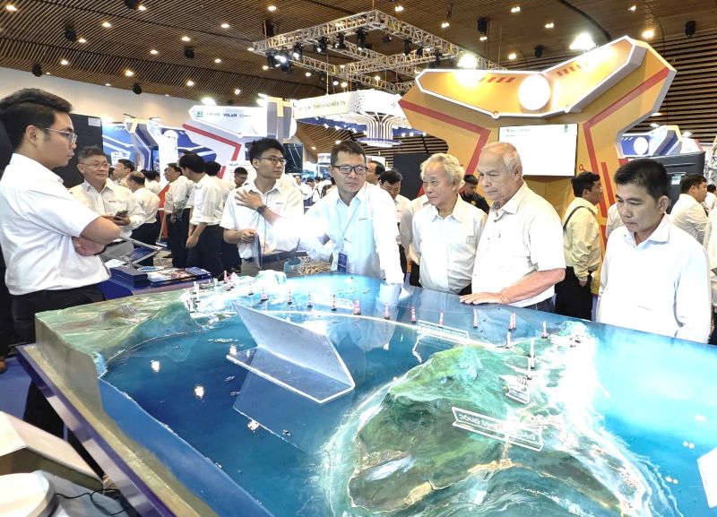 Dong dao nguoi dan, doanh nghiep, CNVCLD trong linh vuc dien luc tham quan mo hinh cung cap dien cho dia phuong bien, dao. Anh: Nam Duong