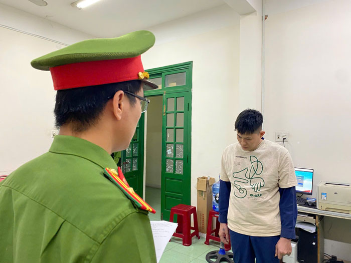 Sau khi nhảy cầu tự tử khiến con gái tử vong, đối tượng Tin bị khởi tố hình sự. Ảnh: Thành Sự 