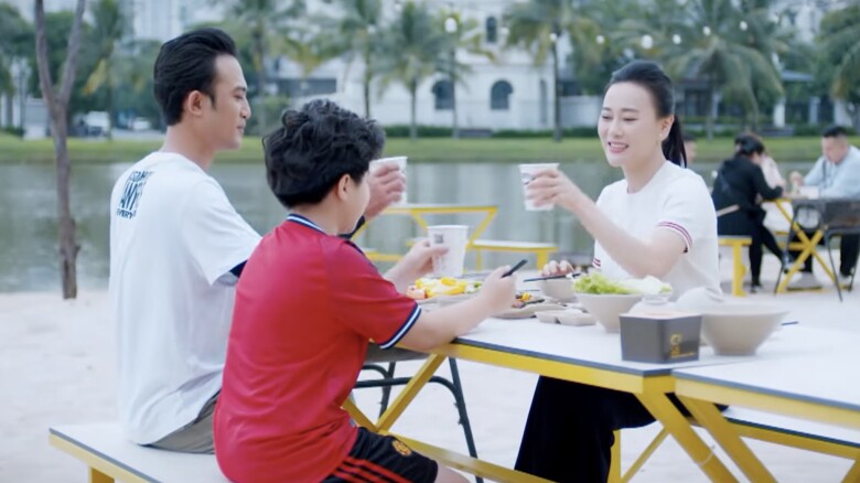 Canh 3 nguoi vui ve ben nhau cho thay mot cai ket mo, hop ly. Anh: VFC