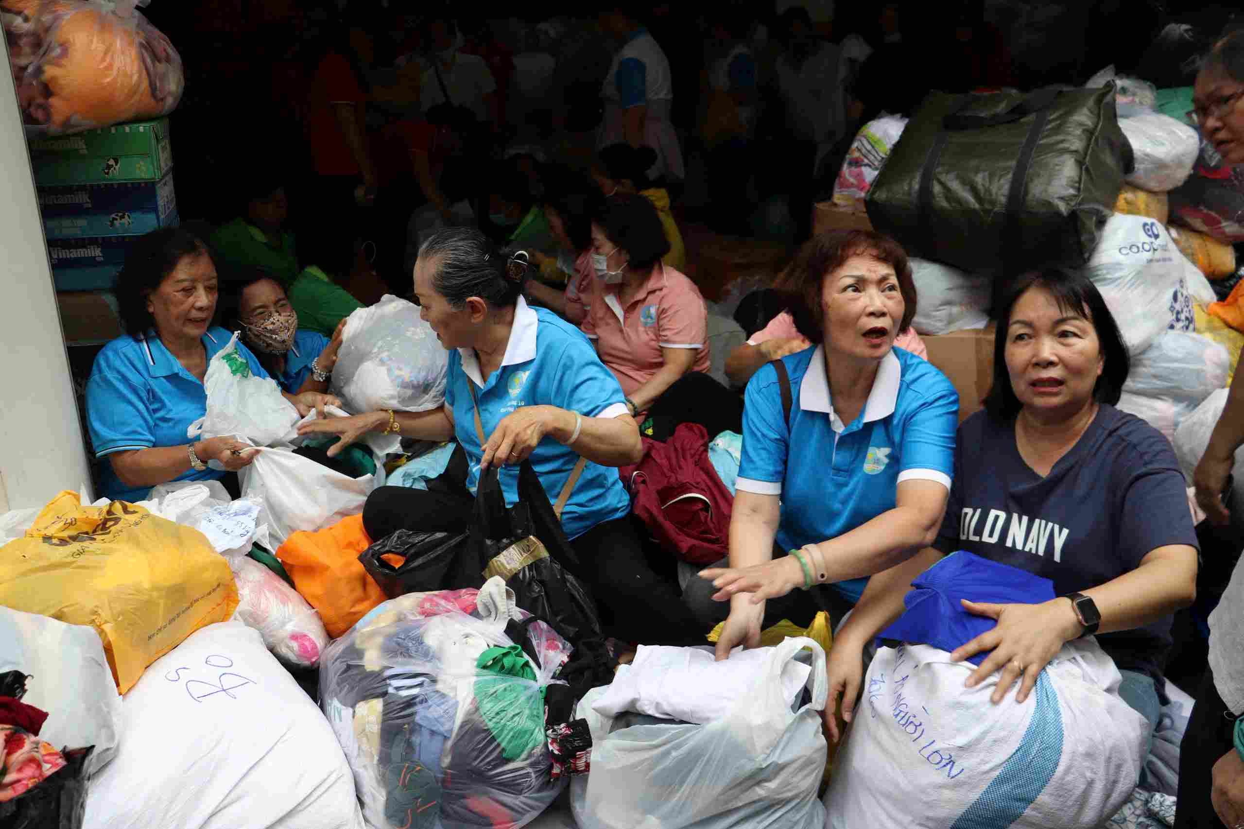 Ban van dong cuu tro TPHCM tiep nhan hang hoa cuu tro dong bao bi anh huong thien tai. Anh: Minh Tam