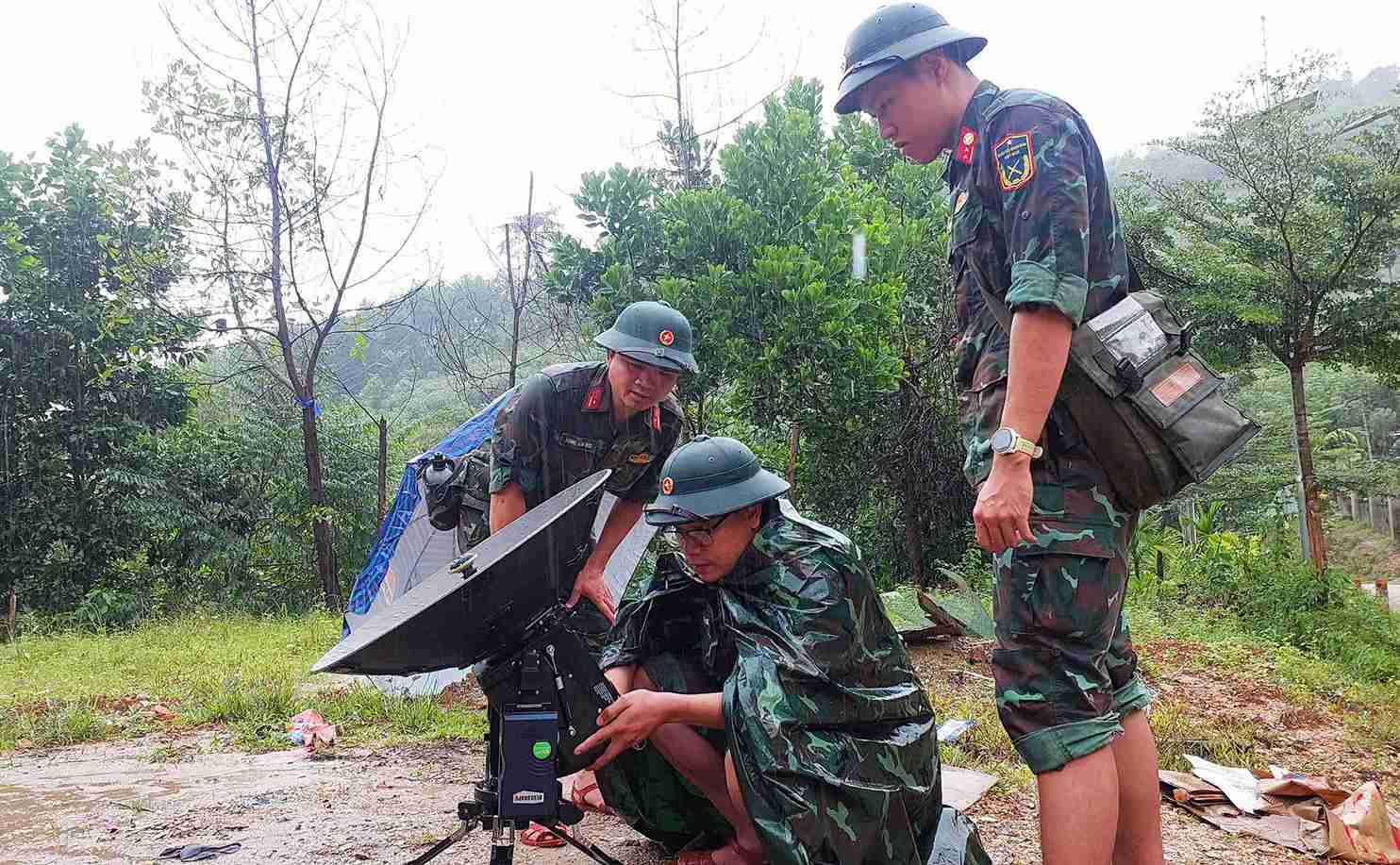 정보 부대 575는 폭우 속에서 구조 부대에 대응하는 부대를 지휘하기 위해 정보 흐름을 유지합니다. 사진: 군구 5