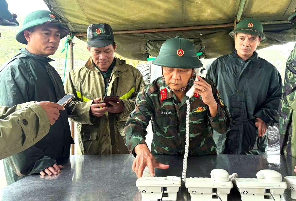 Dai ta Le Kim Giau - Pho Tham muu truong Quan khu kiem tra tin hieu he thong tin lien lac phuc vu chi huy, dieu hanh PCLB cua Bo Tu lenh Quan khu tai Dak Lak