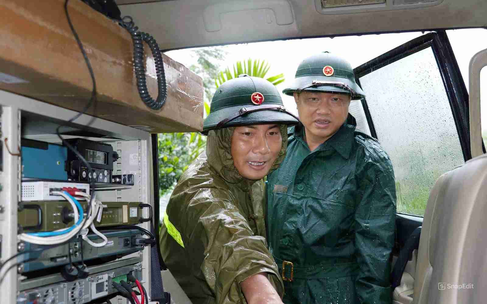 Trung ta Dăng Thanh Binh - Pho Tham mưu trưởng Lữ doan 575 giới thiêu thiết bi thông tin với Dai ta Nguyễn Văn Hoa - Pho Tham mưu trưởng Quân khu