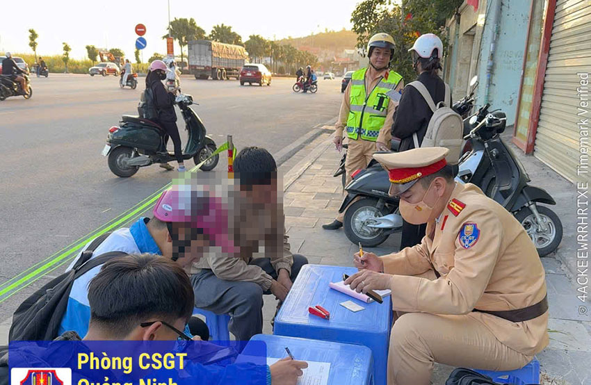 Lực lượng CSGT Quảng Ninh kiểm tra xử lý các trường hợp vi phạm trật tự an toàn giao thông. Ảnh: Cục CSGT