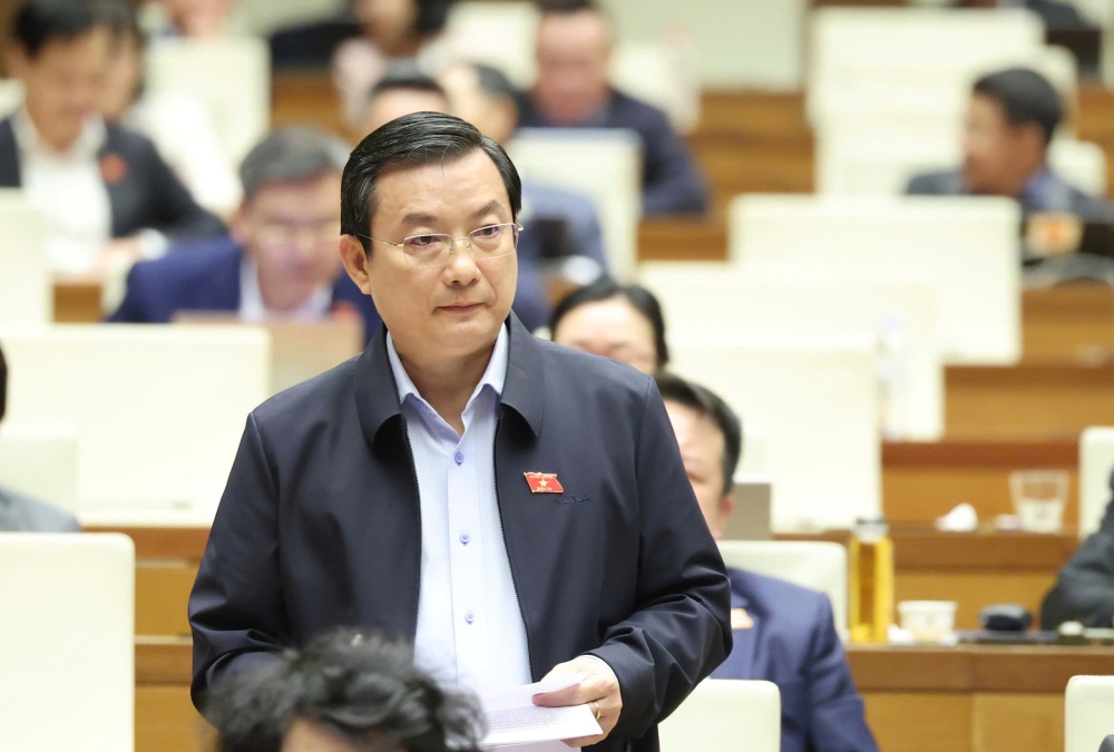 国会議員ファム・チョン・ニャン氏は、娯楽目的での笑い玉やN2O笑気ガスを絶対に禁止する規制を提案した。写真: ファムドン