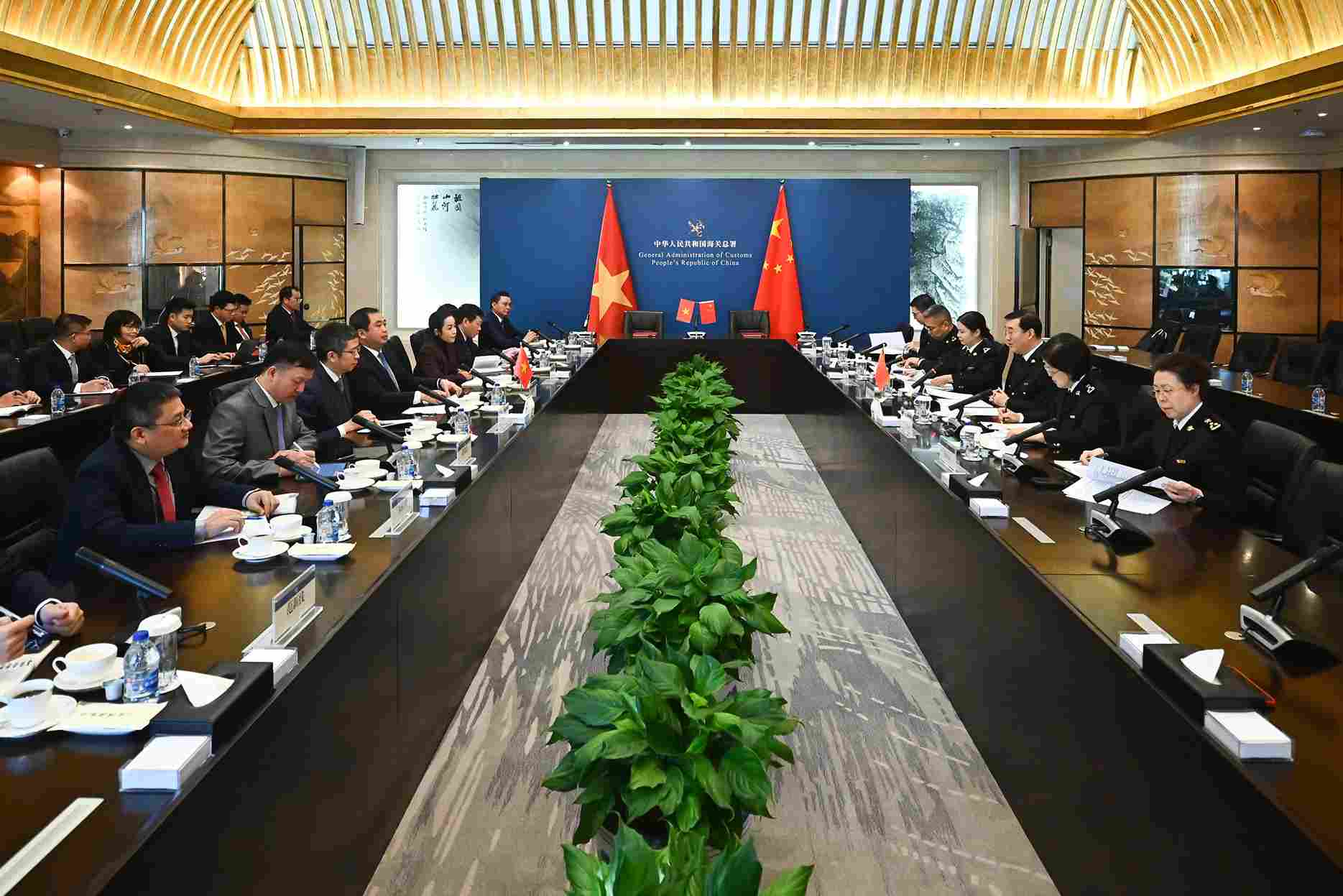 Toan canh buoi lam viec cua Bo truong Tran Duc Thang cung mot so lanh dao don vi thuoc Bo NN&MT voi Tong Cuc Hai quan Trung Quoc (GACC) ngay 27.11. Anh: Tung Dinh