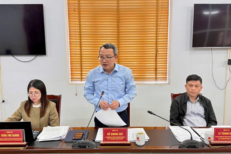 Ông Hồ Quang Huy - Cục trưởng Cục Kiểm tra văn bản và Quản lý xử lý vi phạm hành chính đề nghị HĐND, UBND tỉnh và các sở, ngành của tỉnh Điện Biên khẩn trương xử lý các kiến nghị mà Đoàn kiểm tra đã chỉ ra. Ảnh: Bộ Tư pháp