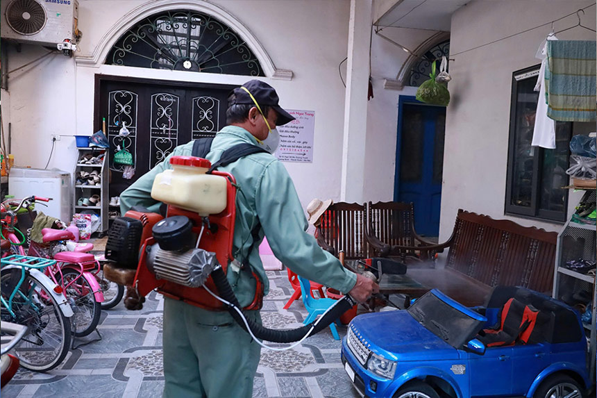 Tram Y te phuong Khuong Dinh phoi hop tich cuc cua toan the nhan dan chu dong phong chong sot xuat huyet tai cac ho gia dinh. Anh: Cao Thom