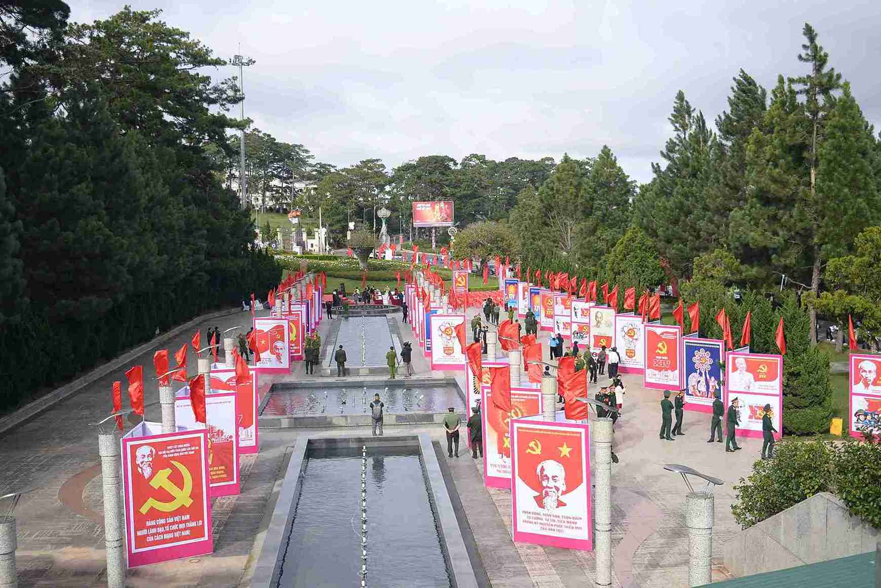 The exhibition introduces 250 works of encouragement paintings and propaganda posters for the 14th National Congress of the Party in Lam Dong. Photo: Phuc Khanh