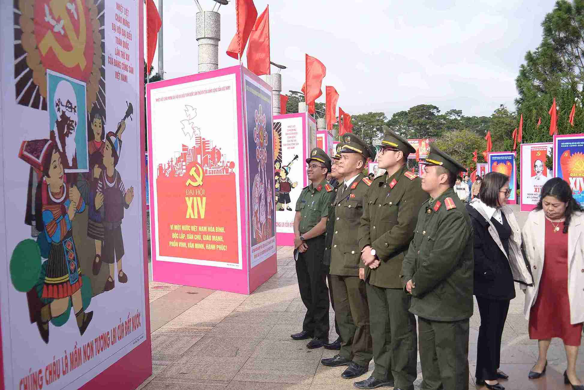 Can bo, chien si cung nguoi dan thuong lam tranh co dong tai trien lam. Anh: Phuc Khanh