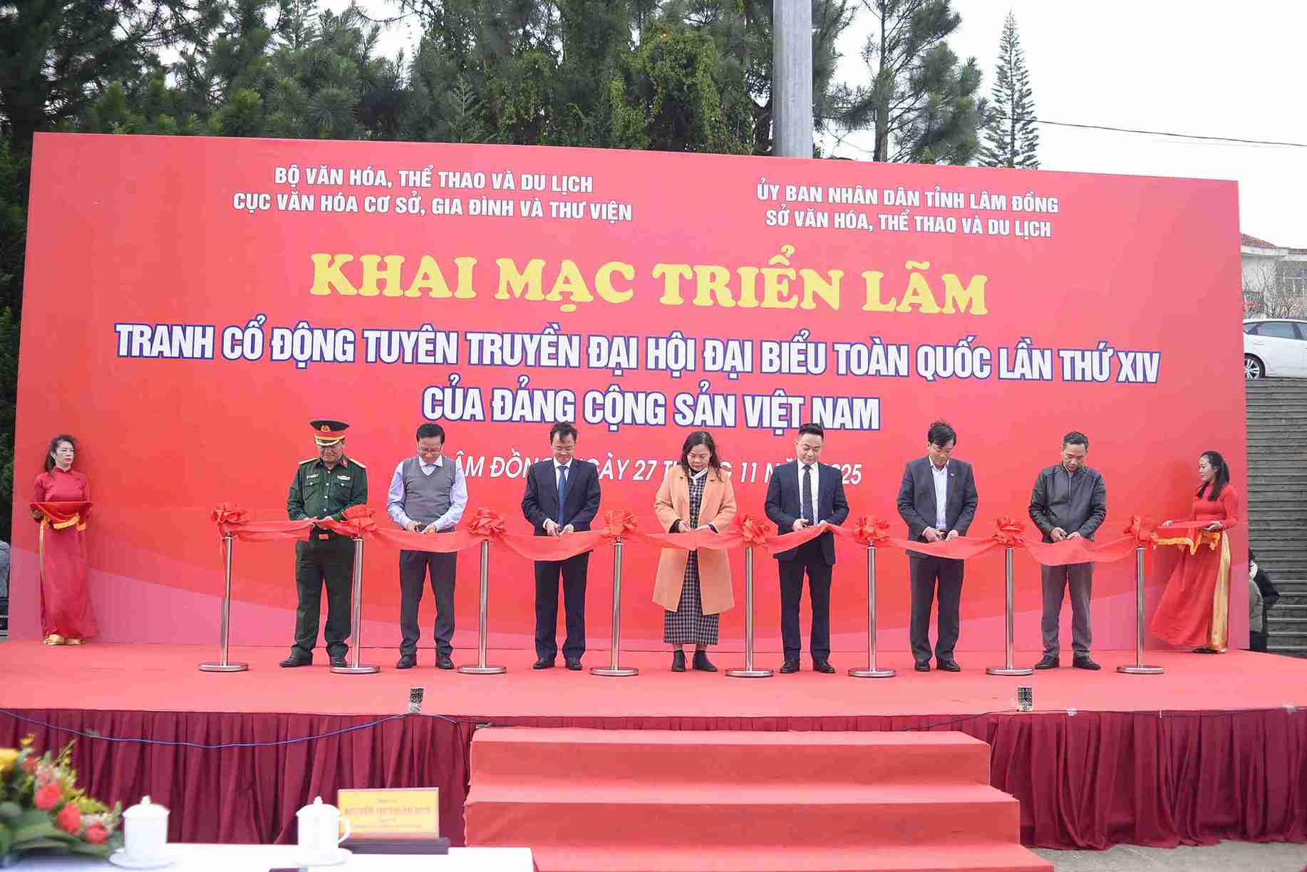 Ban To chuc cat bang khai mac trien lam. Anh: Phuc Khanh