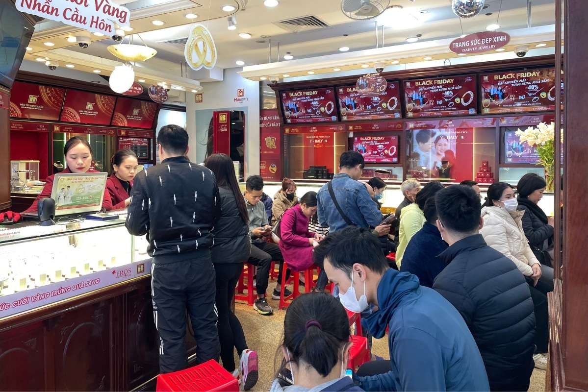 Nguoi co nhu cau ban ra cung can ngoi cho toi luot giao dich. Anh: Ha Linh