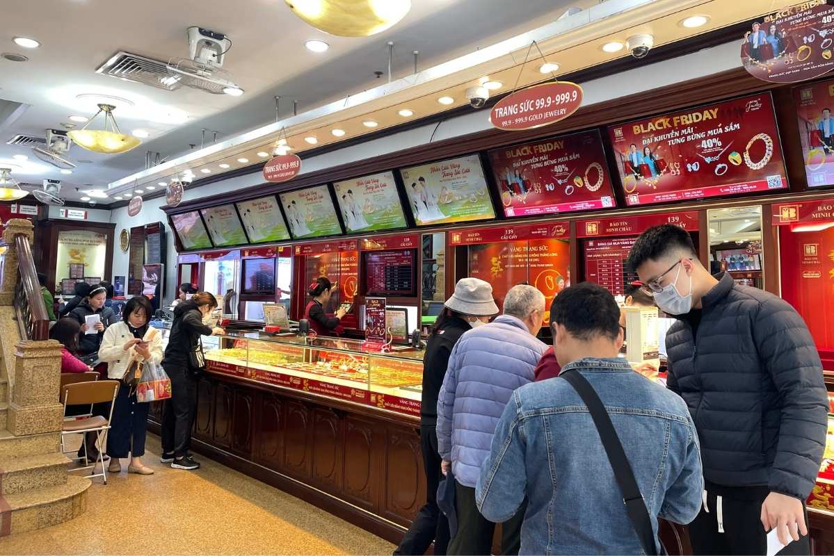 Nguoi co nhu cau mua vao so luong lon tu 5 chi vang nhan tro len se phai dat tien, lay lich hen den ngay 3.12. Anh: Ha Linh