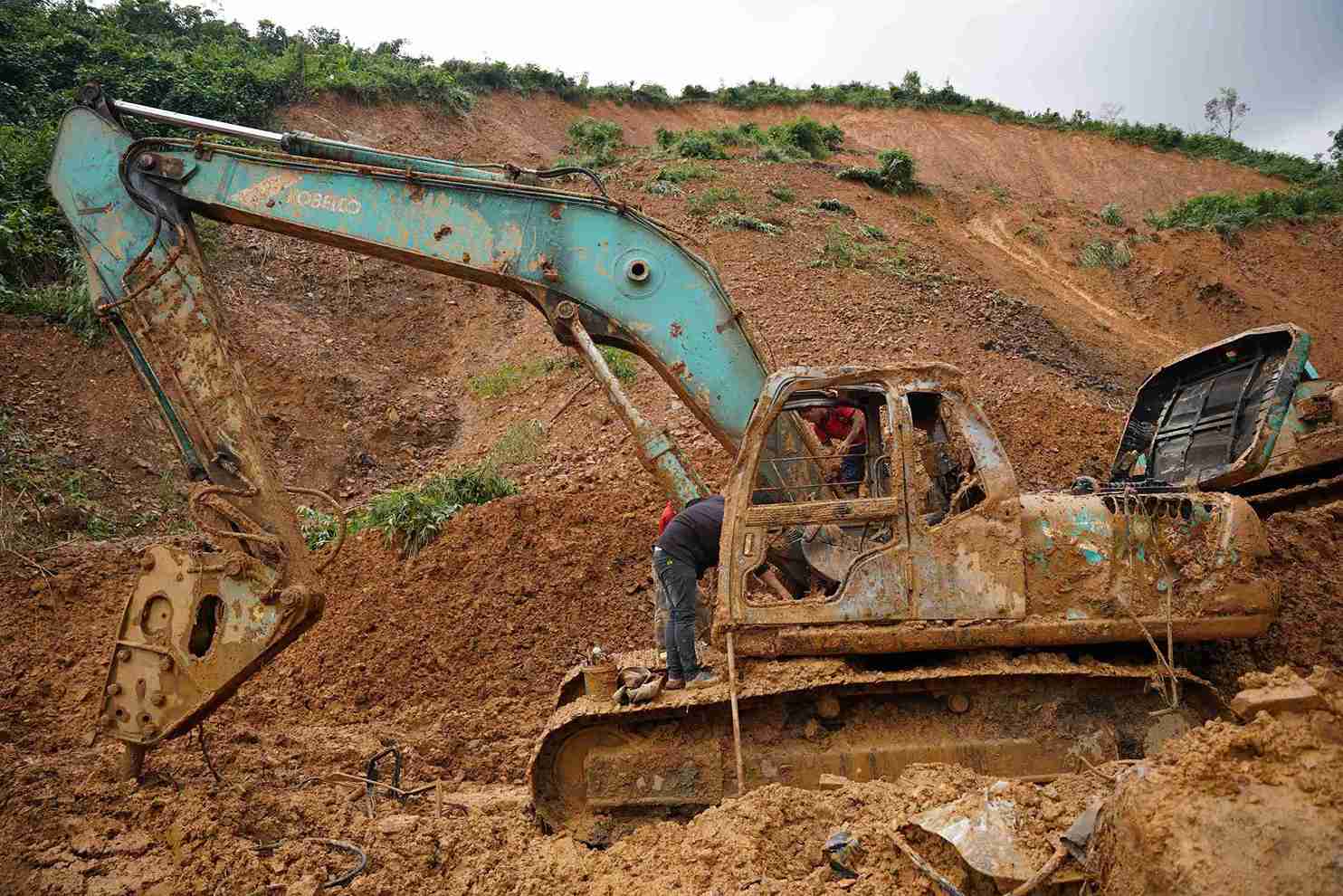 Nhieu vi tri dat da do tran xuong mat duong tao thanh cac “ho tu than”, khien toan tuyen tro nen vo cung nguy hiem.
